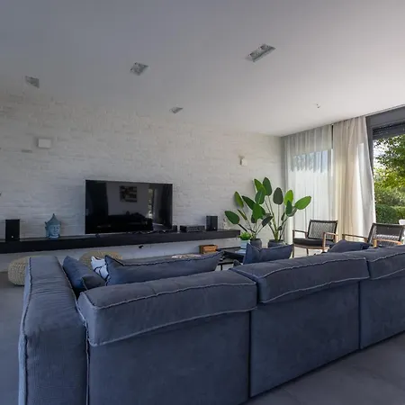 Liam Front Luxury With 100m2 Infinity Pool Willa